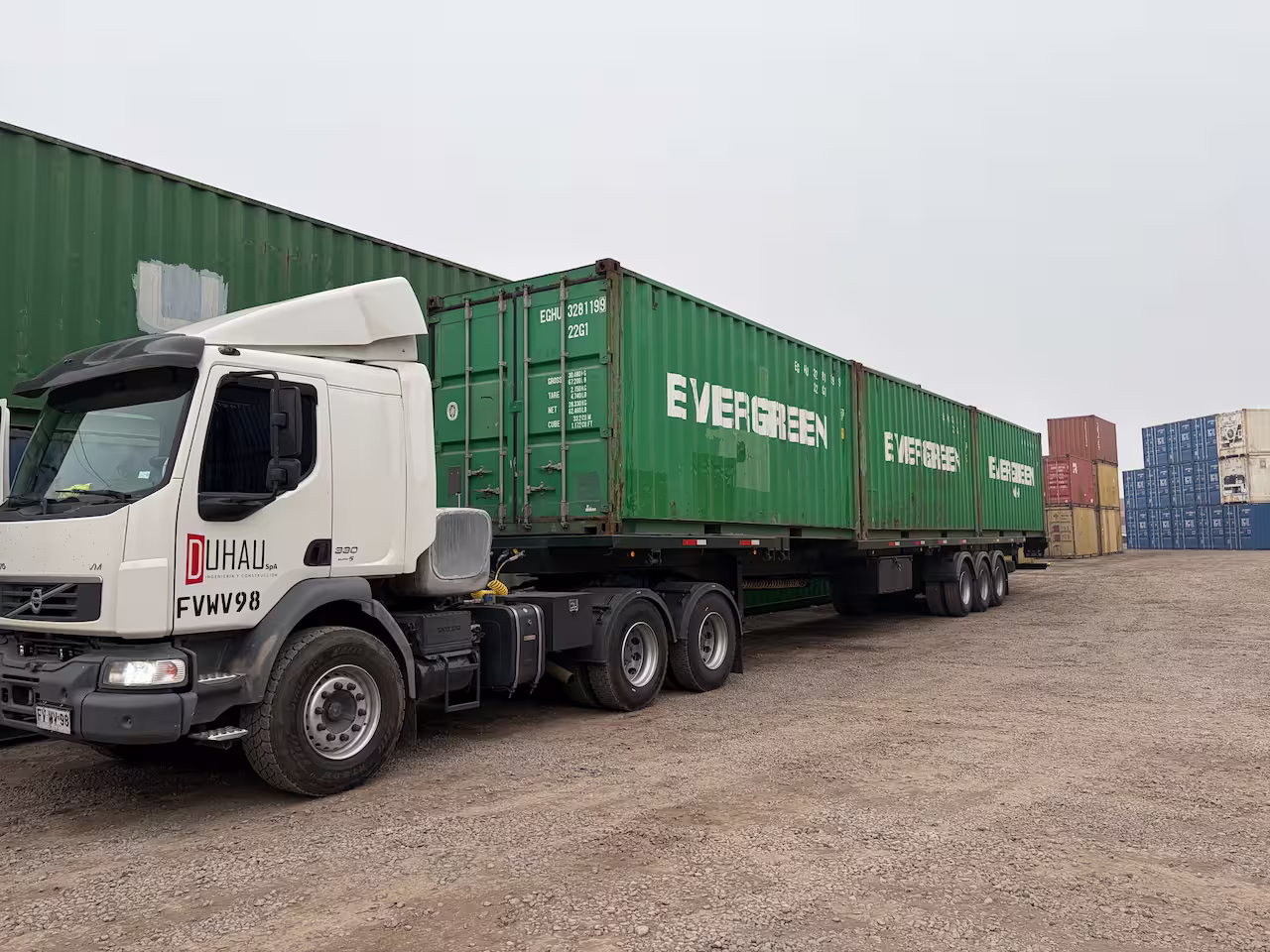 Camión transportando container Duhau SpA frontal